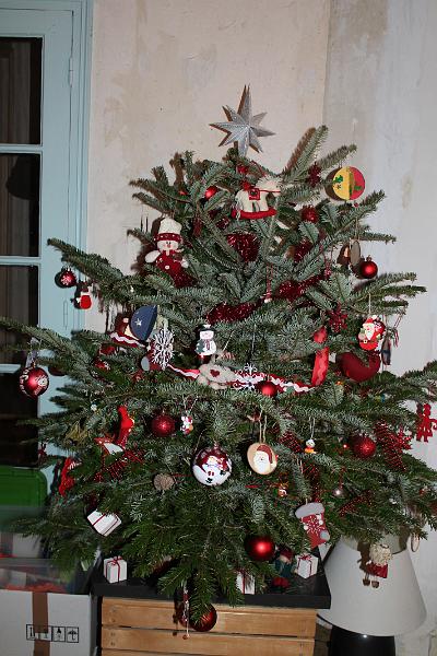 2013-12-14 Zelie mange du pain, les garcons decore le sapin 028.JPG